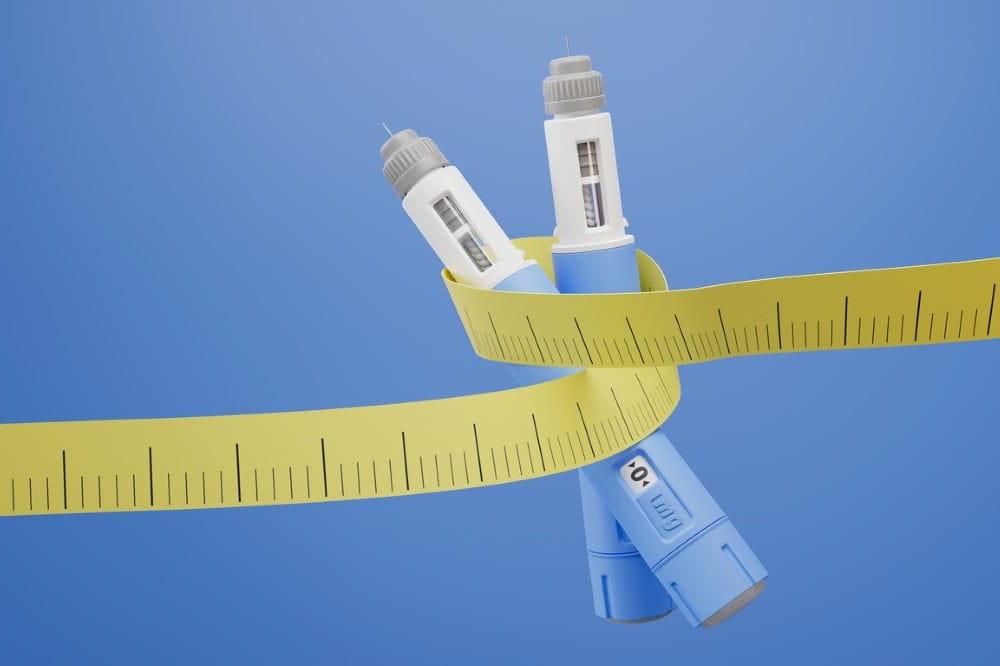 Two injectors / dosing pens for subcutaneous injection of antidiabetic medication or anti-obesity medication hovering over a blue background. A yellow measuring tape around the injectors.